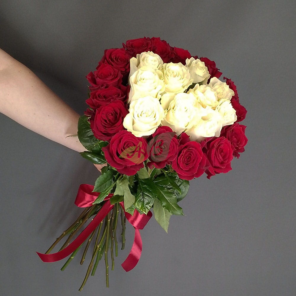 Букет из 25 белых роз в обрамлении красных
