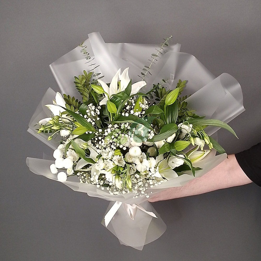 Нежный белый букет «Ангел» из кустовой хризантемы, белой лилии, альстромерии, эустомы, гипсофилы с эвкалиптом и фисташкой