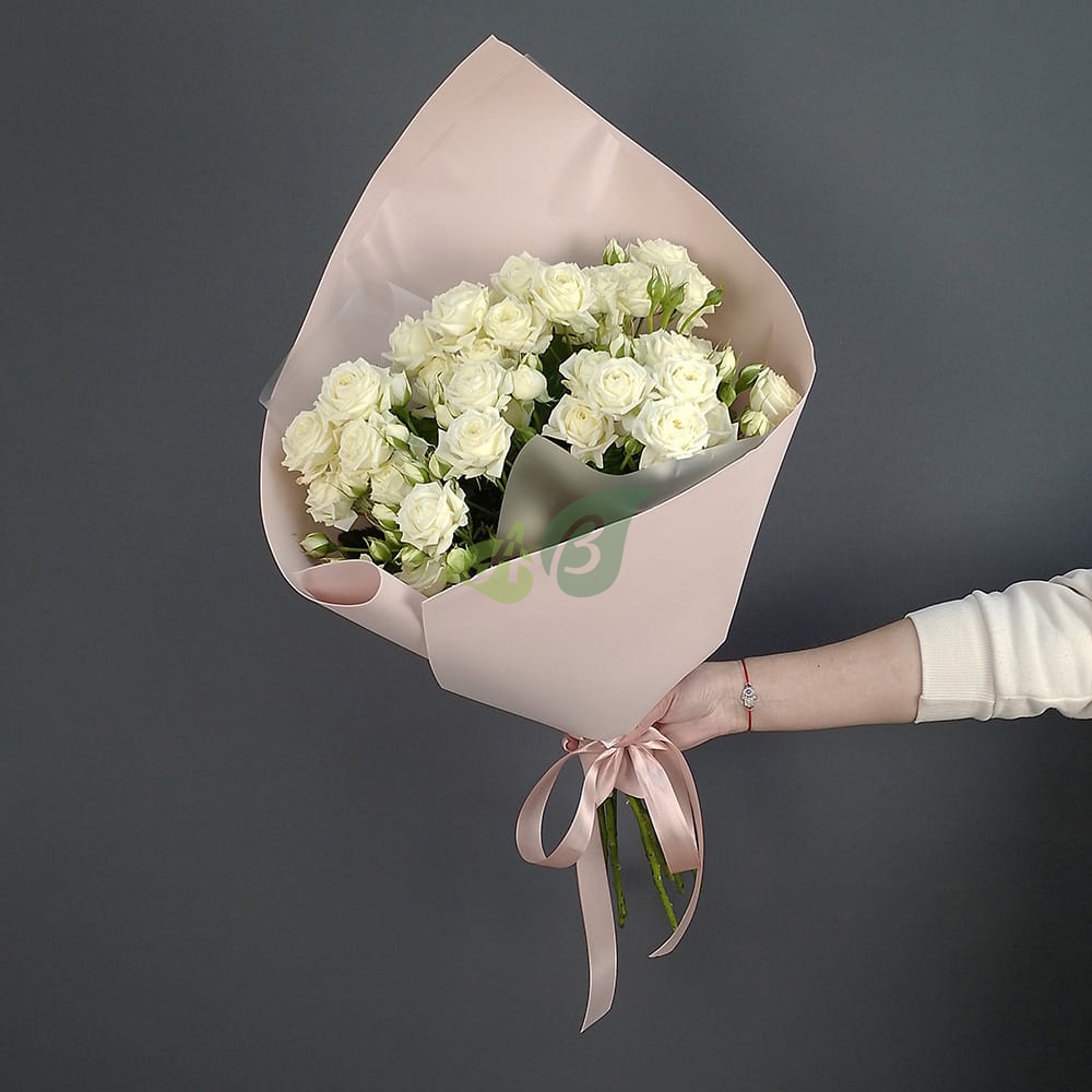 Белая кустовая роза