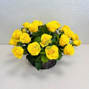 Композиция из желтых роз в корзине